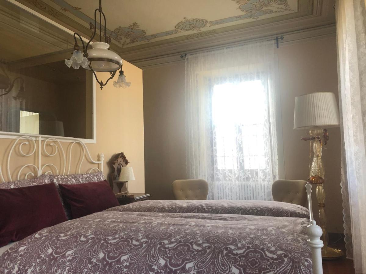 Villa Il Maiale Bianco Bed & Breakfast Сан-Феделе-Інтельві Екстер'єр фото