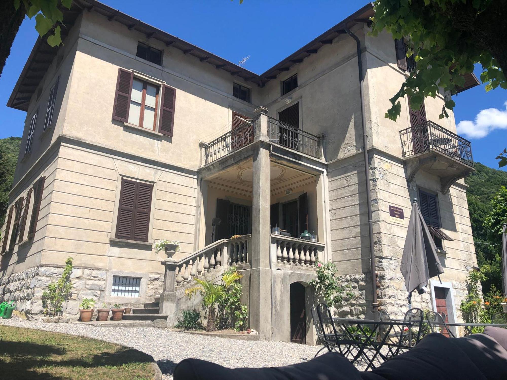Villa Il Maiale Bianco Bed & Breakfast Сан-Феделе-Інтельві Екстер'єр фото