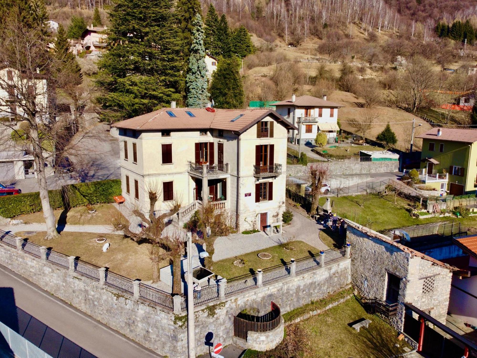 Villa Il Maiale Bianco Bed & Breakfast Сан-Феделе-Інтельві Екстер'єр фото