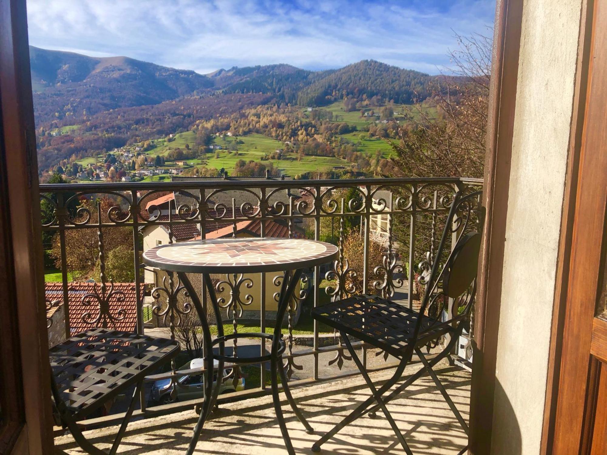 Villa Il Maiale Bianco Bed & Breakfast Сан-Феделе-Інтельві Екстер'єр фото